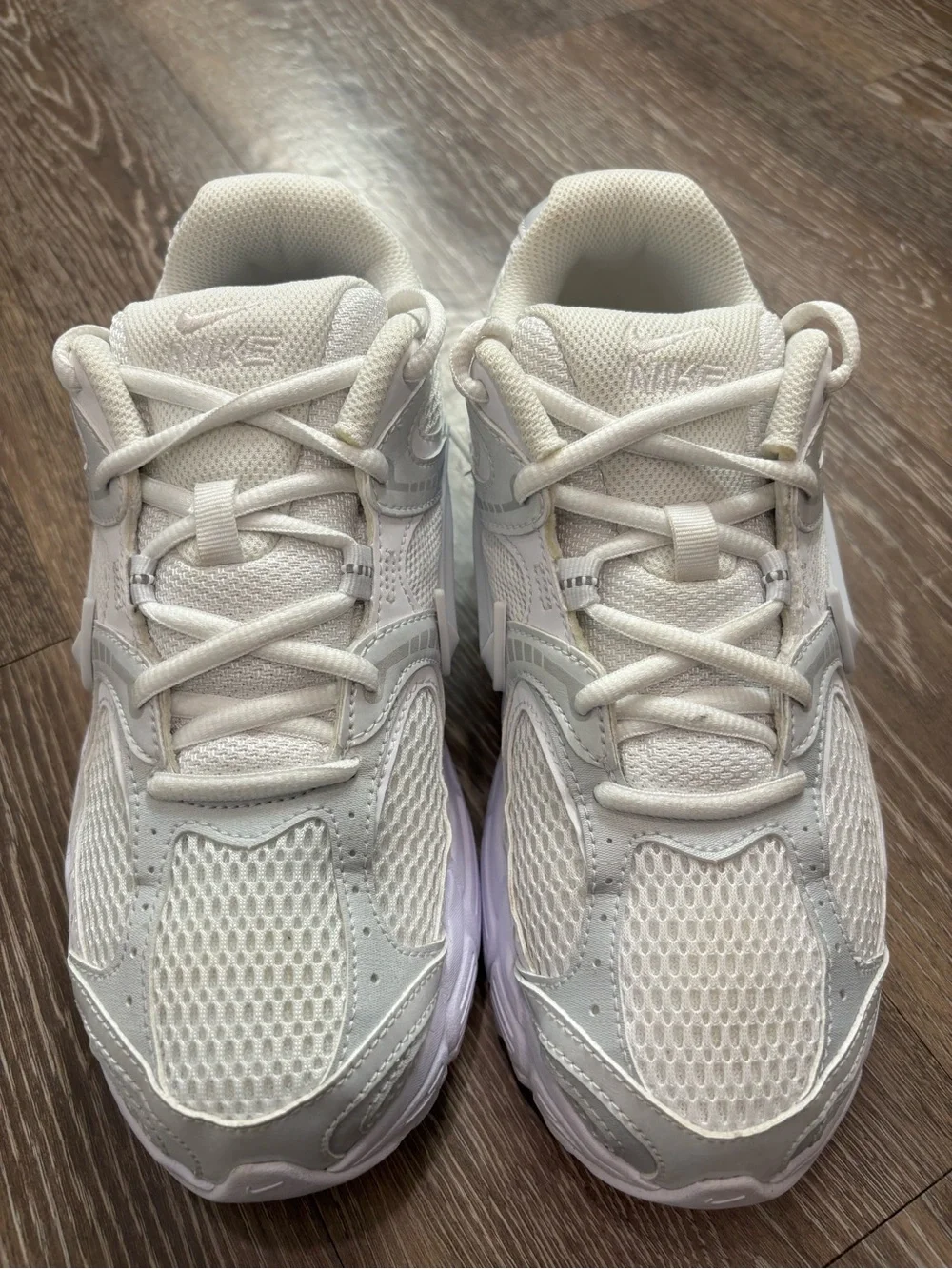 Nike V5 RNR men’s size 7.5 running shoes White/Metallic Silver.